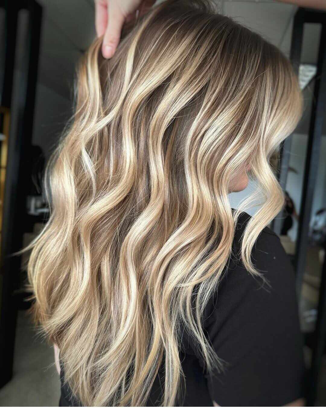 Long, wavy blonde hair with balayage highlights